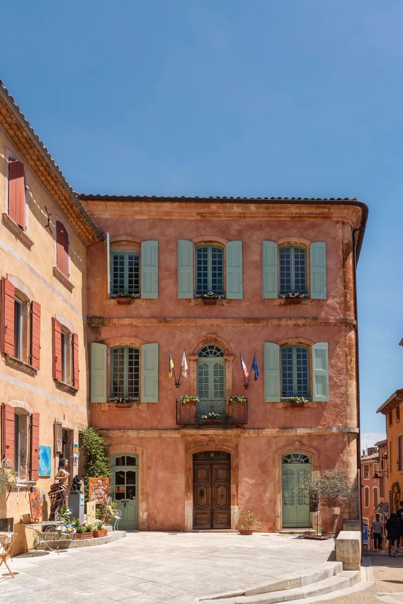 Façades ocre aux volets verts dans un village du sud de la France